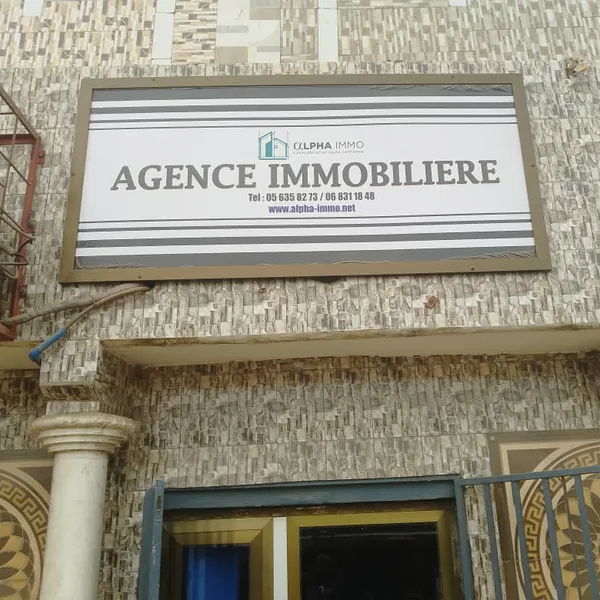 Façade de l’agence Alpha Immo à Pointe-Noire