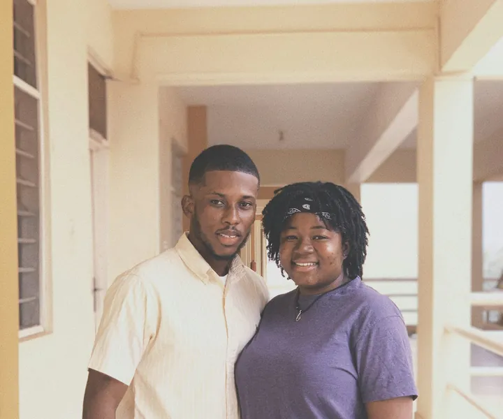 Couple de propriétaires devant l’entrée de leur maison