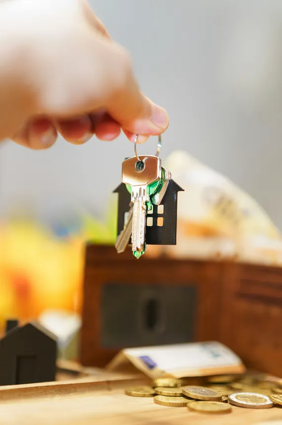 Remise des clés d’une maison à un nouveau locataire
