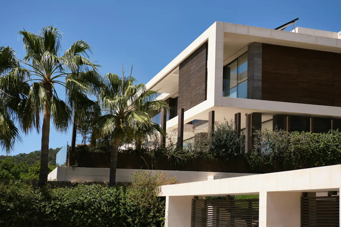 Villa moderne entourée de palmiers